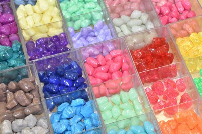 防犯砂利は全部で37色。会社近くの石を拾って3Dスキャンし、金型を作った＝愛知県豊川市で2024年8月22日、太田敦子撮影
