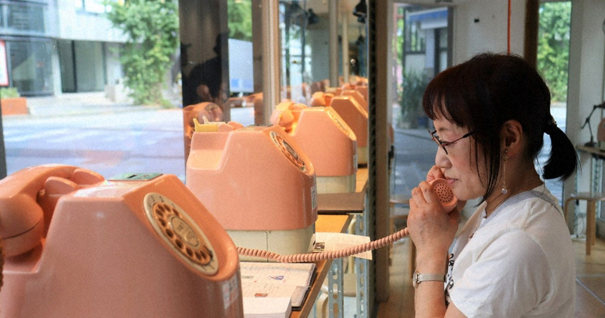 ピンク電話から音声 見知らぬ誰かの思い出話 山口市で体験型アート