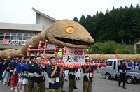 The straw snake's parade begins at a welfare facility in the Niigata Prefecture village of Sekikawa on Aug. 25, 2024. (Mainichi/Shuichi Kanzaki)