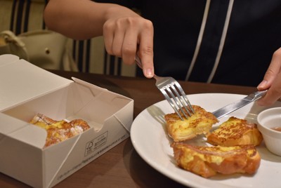 食べきれなかった料理は専用の容器に入れて持ち帰ることができる＝東京都中央区のデニーズ馬喰町店で2024年8月7日午前10時19分、町野幸撮影