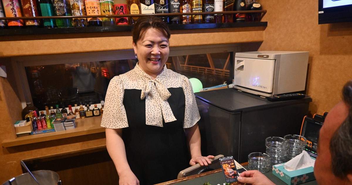 スナックのママがトレカに 「夜の社交場」来てみて 青森・大鰐 [写真