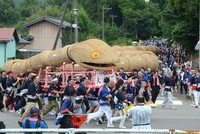 Festival participants carrying the giant snake wind along National Route 113 in the Niigata Prefecture village of Sekikawa on Aug. 25, 2024. (Mainichi/Shuichi Kanzaki)=Click/tap photo for more images.