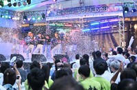 Participants sing enthusiastically in a shower of shredded pieces of paper during the intercompany singing contest at the Shinjuku Mitsui Building in Tokyo's Shinjuku Ward on Aug. 21, 2024. (Mainichi/Mimi Niimiya)=Click/tap photo for more images.