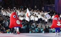 Japanese athletes march as they enter Place de la Concorde during the Paralympics Games opening ceremony in Paris on Aug. 28, 2024. (Mainichi/Tatsuro Tamaki)