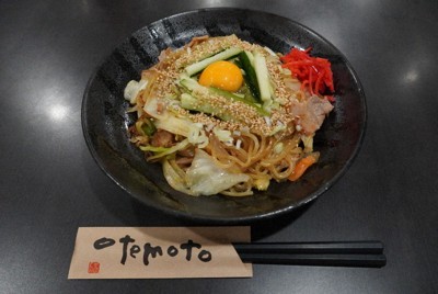 もちもちした麺の食感が特徴の盛岡焼き冷麺＝盛岡市で2024年8月7日、釣田祐喜撮影