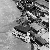 洪水の跡 大雨のたびに移動、教訓残す「決壊の碑」軽量化 多摩川水害50年 [写真
