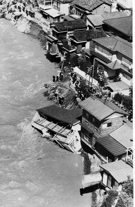 洪水の跡 大雨のたびに移動、教訓残す「決壊の碑」軽量化 多摩川水害50年