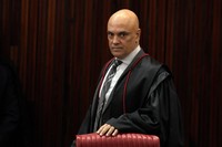 Brazilian Supreme Court Chief Justice Alexandre de Moraes arrives for a court hearing, in Brasilia, Brazil, June 22, 2023. (AP Photo/Eraldo Peres, File)