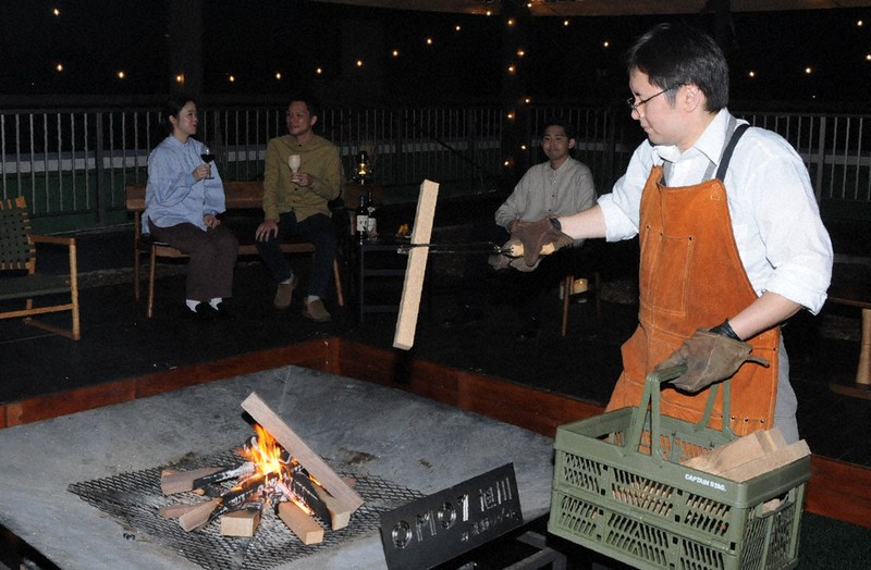 まちなかでぬくもりを 旭川家具に座って焚き火 きょうから「OMO7」で