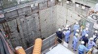 施工不良が見つかった防潮堤で原電社員から説明を受ける自治体の首長ら＝茨城県東海村で2024年5月27日（代表撮影）