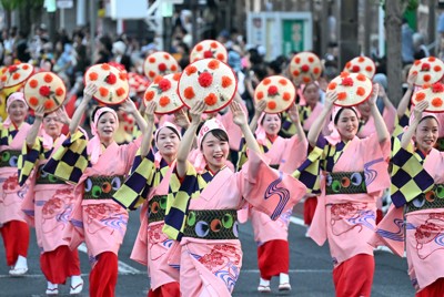 花がさを手に踊りを披露する参加者たち＝山形市で8月5日午後、竹内幹撮影