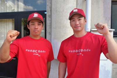 エフコムBCでプレーする八百板飛馬選手（左）と弟の卓丸選手＝栃木県足利市のジェットブラックフラワーズスタジアムで2024年9月2日、牧野大輔撮影