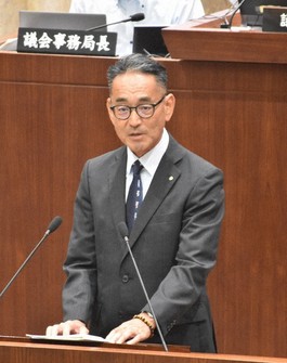 Kenji Iwata, superintendent of the Nisshin Municipal Board of Education in Aichi Prefecture, delivers a policy speech at the municipal assembly hall in the city on Sept. 2, 2024. (Mainichi/Motoyori Arakawa)