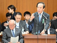 衆院財務金融委員会の閉会中審査で答弁する日銀の植田和男総裁＝国会内で2024年8月23日、平田明浩撮影