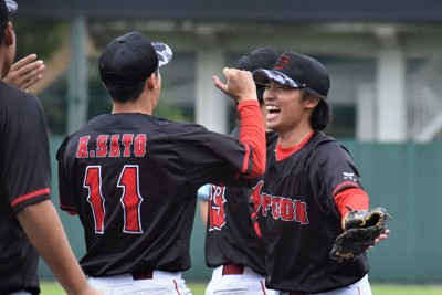 【ショウワコーポレーション－エフコムBC】最後の打者を抑え喜ぶエフコムBCの長根尚輝投手（右）ら＝栃木県足利市のジェットブラックフラワーズスタジアムで2024年9月3日、牧野大輔撮影