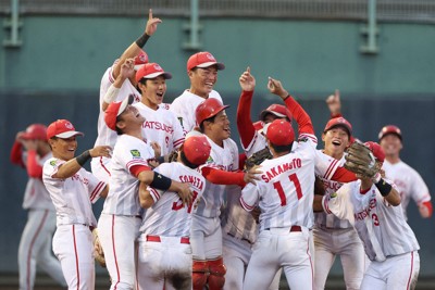 【マツゲン箕島－エフコムBC】優勝しマウンドで抱き合って喜ぶマツゲン箕島の選手たち＝栃木県足利市のジェットブラックフラワーズスタジアムで2024年9月3日、猪飼健史撮影