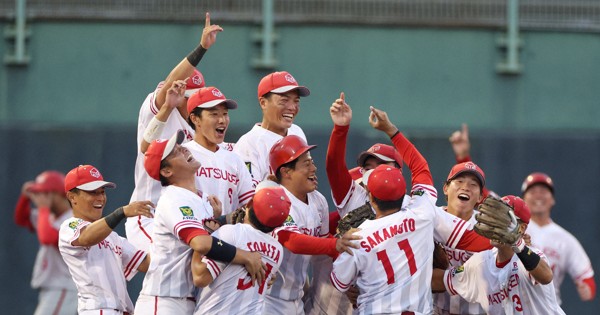 【マツゲン箕島－エフコムBC】優勝しマウンドで抱き合って喜ぶマツゲン箕島の選手たち＝栃木県足利市のジェットブラックフラワーズスタジアムで2024年9月3日、猪飼健史撮影