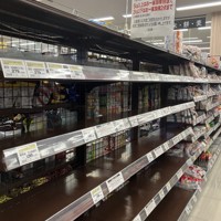 入荷してもすぐに売り切れ、空になったスーパーの白米コーナーの商品棚＝京都市で2024年8月25日午後、佐藤賢二郎撮影