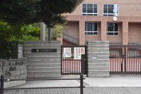 Kojimachi Junior High School is seen in a part of town surrounded by high-rise buildings, in Tokyo's Chiyoda Ward on Aug. 8, 2024. The school is also known for having many famous alumni including Prime Minister Fumio Kishida. (Mainichi/Sahomi Nishimoto)