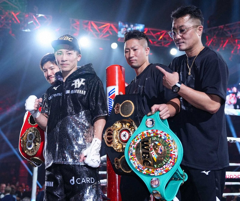 松本好二 ヨネクラ VS ラフィ・アラディ フィリピン 勝利者賞トロフィー 現大橋ジム トレーナー / 川嶋勝重 八重樫東 井上尚弥 松本好二 ヨネクラ VS ラフィ・アラディ フィリピン 勝利者賞