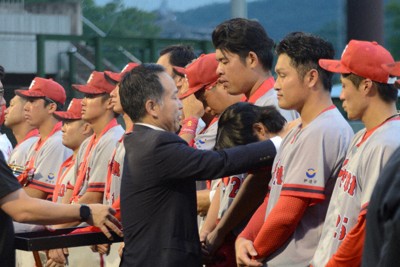 表彰式で準優勝メダルをかけてもらうエフコムBCの選手たち＝栃木県足利市のジェットブラックフラワーズスタジアムで2024年9月3日、西川拓撮影