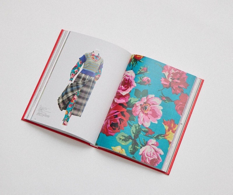 展覧会　図録 社告：デザイナー・高田賢三の魅力凝縮 展覧会公式図録販売