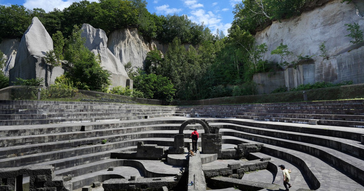 真黒石 2.7㎏ 水石 鑑賞石 プロ台座付き 水石 「千仏石」 盆石 天然石 観賞石 姿石 すいせき 台座付き