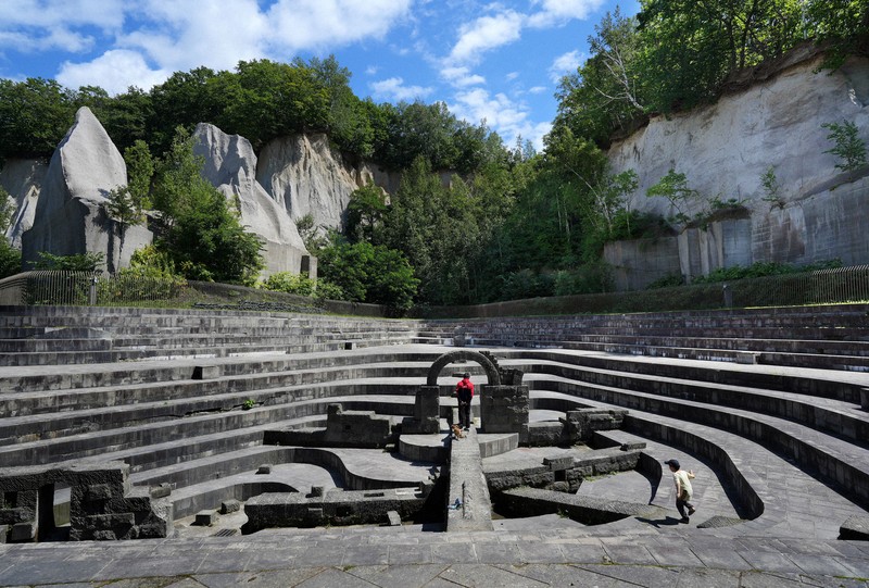 24色のペン：時空を感じる石＝貝塚太一（写真映像報道部北海道