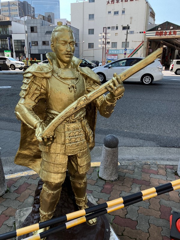 家族とくつろぐ“イクメン”織田信長像 愛知・布袋駅に完成 [写真特集1/5