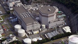直下に活断層があることが否定できないと判断された日本原子力発電の敦賀原発2号機＝福井県敦賀市で2024年7月26日、本社ヘリから加古信志撮影