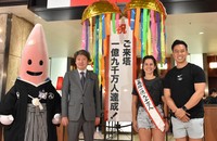 From right, Tobin Tong and Lauren Tong, and Tokyo Tower Co. President Shin Maeda, are seen in the capital's Minato Ward on Sept. 4, 2024. (Mainichi/Haruka Kobayashi)