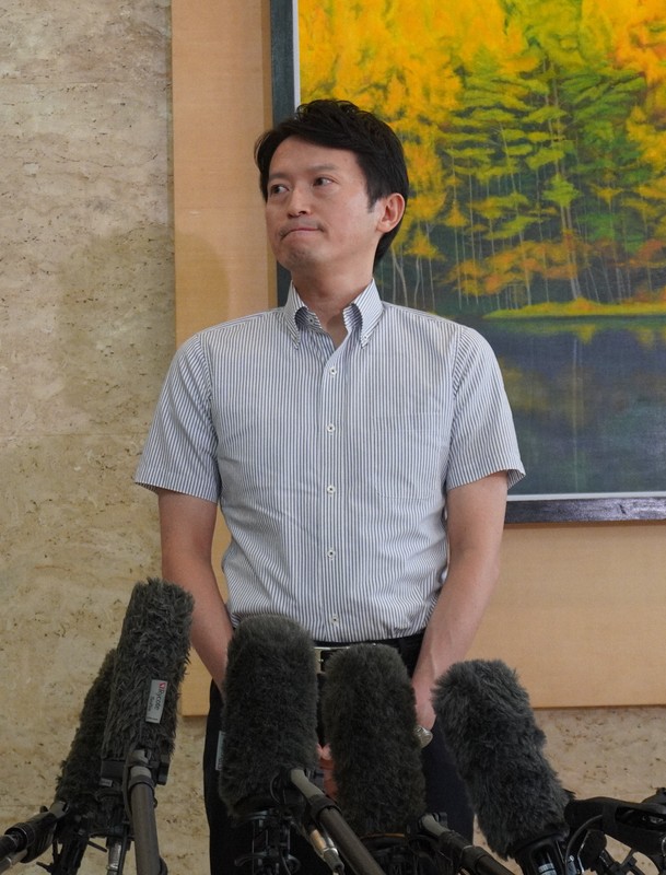 報道陣の取材に応じる兵庫県の斎藤元彦知事＝神戸市中央区で2024年9月9日午前9時32分、山田麻未撮影