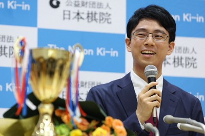 応氏杯世界選手権で優勝し、帰国後の記者会見で喜びを語る一力遼本因坊＝東京都千代田区で2024年9月9日午後4時38分、猪飼健史撮影