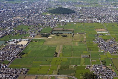 世界文化遺産の推薦候補に選ばれた「飛鳥・藤原の宮都」の藤原宮跡（中央）。奥は耳成山＝奈良県橿原市で2024年9月9日午後3時、本社ヘリから