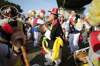 A Korean "pungmul" folk music tradition is performed during a ceremony to remember Koreans who were massacred due to false rumors in the aftermath of the 1923 Great Kanto Earthquake, on the banks of the Arakawa River in Tokyo's Sumida Ward on Sept. 7, 2024. (Mainichi/Yoshiya Goto)=Click/tap photo for more images.