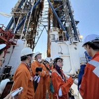 東日本大震災の震源断層の調査航海を前に、報道陣に公開された地球深部探査船「ちきゅう」＝静岡市の清水港で2024年9月5日午前10時45分、垂水友里香撮影