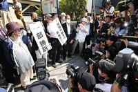 Supporters for the plaintiffs who experienced "black rain" and other nuclear fallout outside the government-designated relief zone raise banners including one stating "partial victory," in the city of Nagasaki on Sept. 9, 2024. (Mainichi/Minoru Kanazawa)  