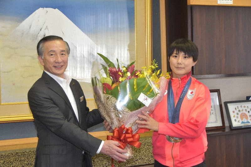 パリ五輪：市民栄誉賞に笑顔 柔道女子・銅 舟久保選手 富士吉田 ／山梨