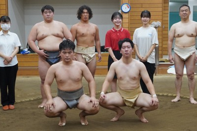 立教大相撲部の選手、マネジャーと近藤監督（後列右端）。第49回全国学生相撲個人体重別選手権に山崎主将（前列右）と小宮山選手（後列左から3人目）が挑む＝埼玉県新座市で2024年8月24日午前11時15分、大村健一撮影