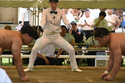 東日本学生相撲個人体重別選手権を裁く審判の橋本なつきさん（中央）＝東京都千代田区の靖国神社相撲場で2024年7月28日午後0時5分、大村健一撮影