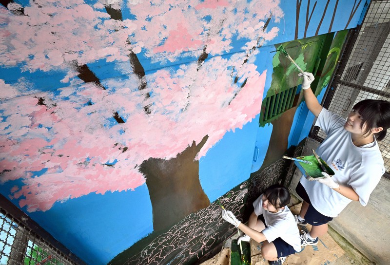 山形唯一の動物園に活気を 地元中学生、壁面に絵画「魅力知って