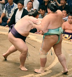 Oho, left, defeats Kotozakura on the 5th day of the Autumn Grand Sumo Tournament at Ryogoku Kokugikan arena in Tokyo on Sept. 12, 2024. (Mainichi/Mimi Niimiya)