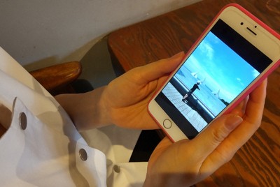 「最近は照れているのか、カメラを向けてもポーズをしてくれない」と一人っ子の長男が写ったスマホの画面を見る堀部ゆいさん（仮名）＝千葉県内で2024年7月6日午後3時48分、塩路佳子撮影