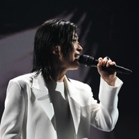 白いジャケットを羽織りマイクを握る宇多田ヒカルさん＝photo: 岸田哲平/TEPPEI KISHIDA
