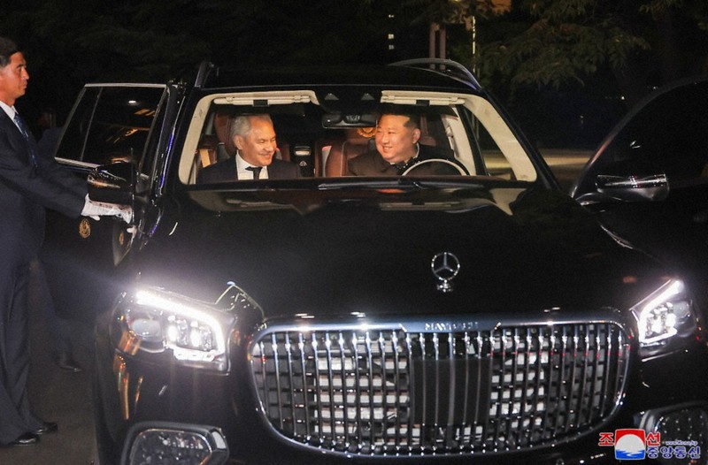 今度はベンツでドライブ 金正恩氏、露政権幹部と親密ぶりアピール