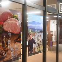 都城市役所に掲示されている「日本一の肉と焼酎」をPRするポスター＝宮崎県都城市で2024年8月27日午後4時48分、下薗和仁撮影
