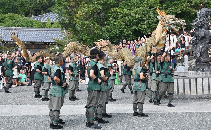 大迫力18メートルの龍が練り歩き 清水寺で招福祈願の「青龍会」 | 毎日新聞