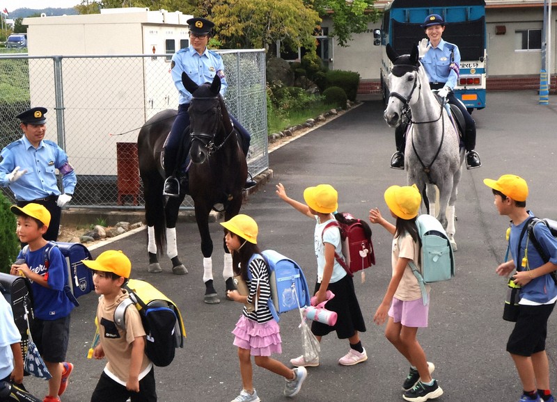 Easy Japanese news in translation Mounted police unit visits school in