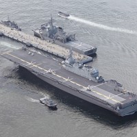 米国に向けて海上自衛隊呉基地を出港する護衛艦「かが」（手前）＝広島県呉市で2024年9月17日午前10時、本社ヘリから北村隆夫撮影