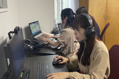 利用者や企業とやり取りする退職代行サービス「モームリ」の従業員たち＝東京都大田区で2024年5月7日、隈元悠太撮影（画像の一部を加工しています）